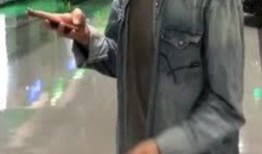 打架路人吃瓜围观,路人围观，一场“吃瓜”盛宴